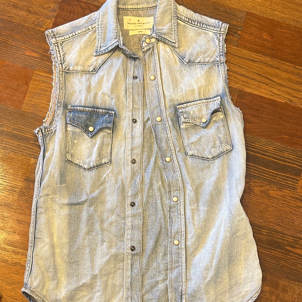 Imogene + Willie Leah Sleeveless Denim Button-Up Shirt